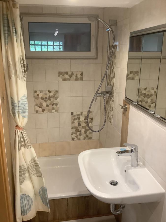 Naturpark: Riverside Garden Retreat With Sports Pool Apartment